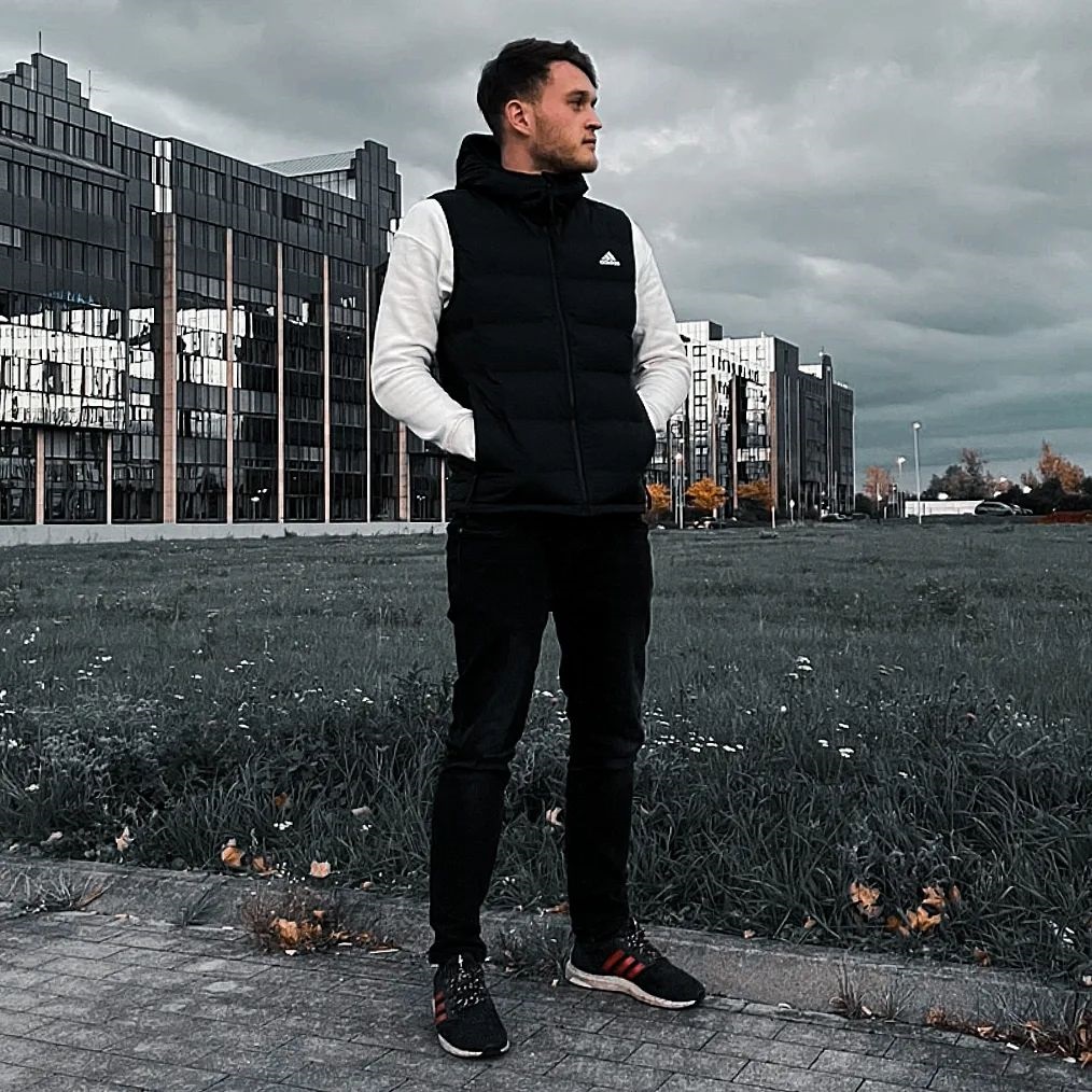 Kevin Meißner in front ot skyscrapers