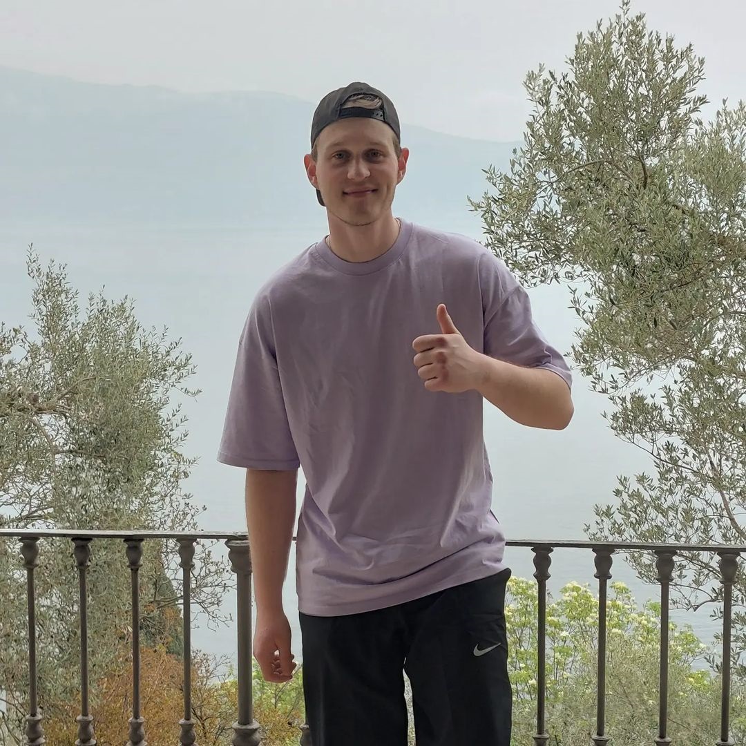 Kevin Meißner standing on a balcony in Italy