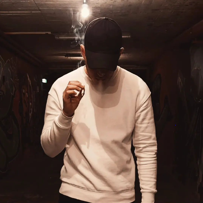 Kevin Meißner smoking in a dark place